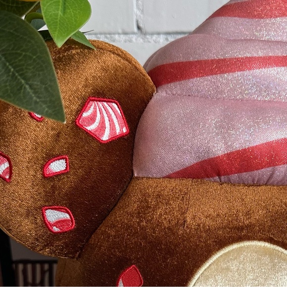 Disney Mickey Mouse Peppermint Bark Cupcake Munchling - Picture 4 of 9